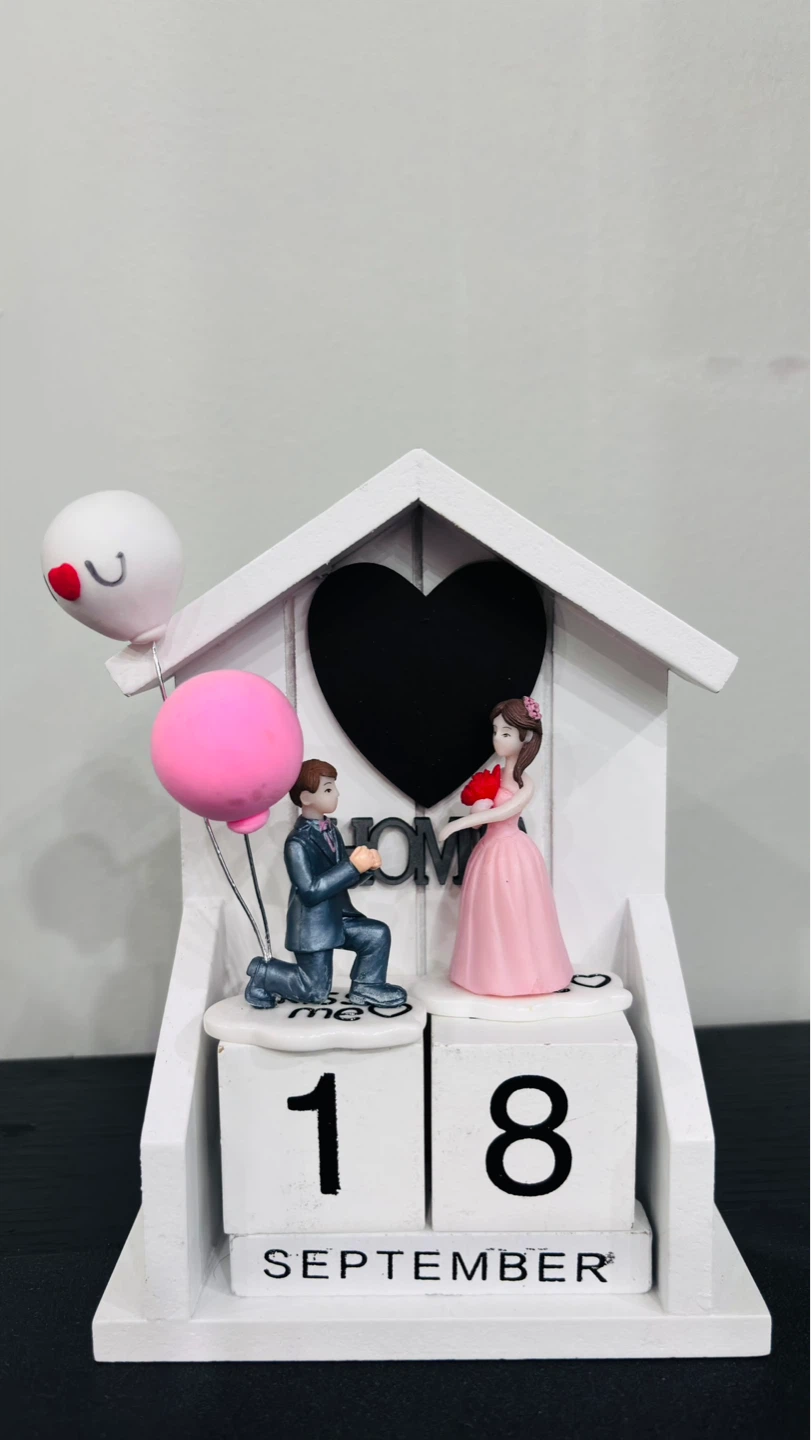 White House Perpetual Calendar with Couple Figures