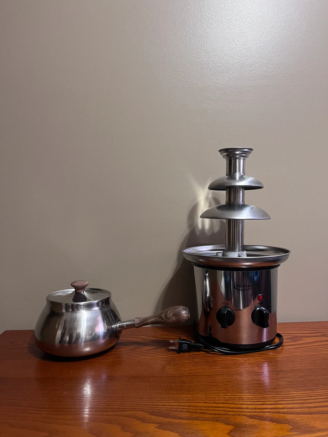 FONDUE FOUNTAIN & VINTAGE FONDUE POT