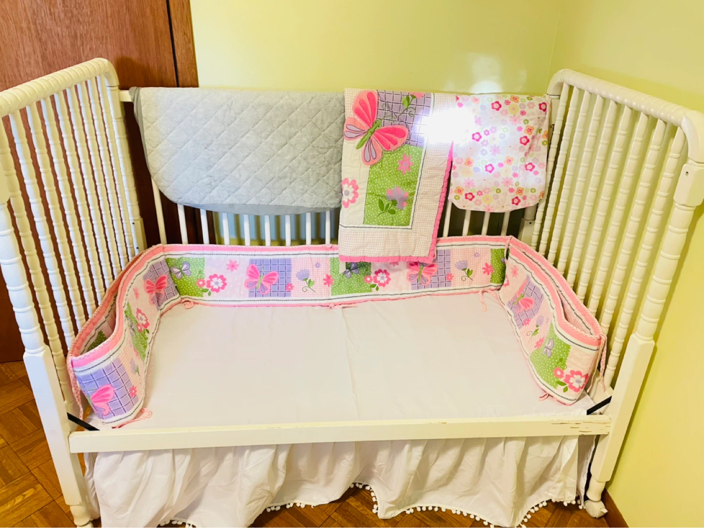 White Baby Crib with Wheels - photo 3