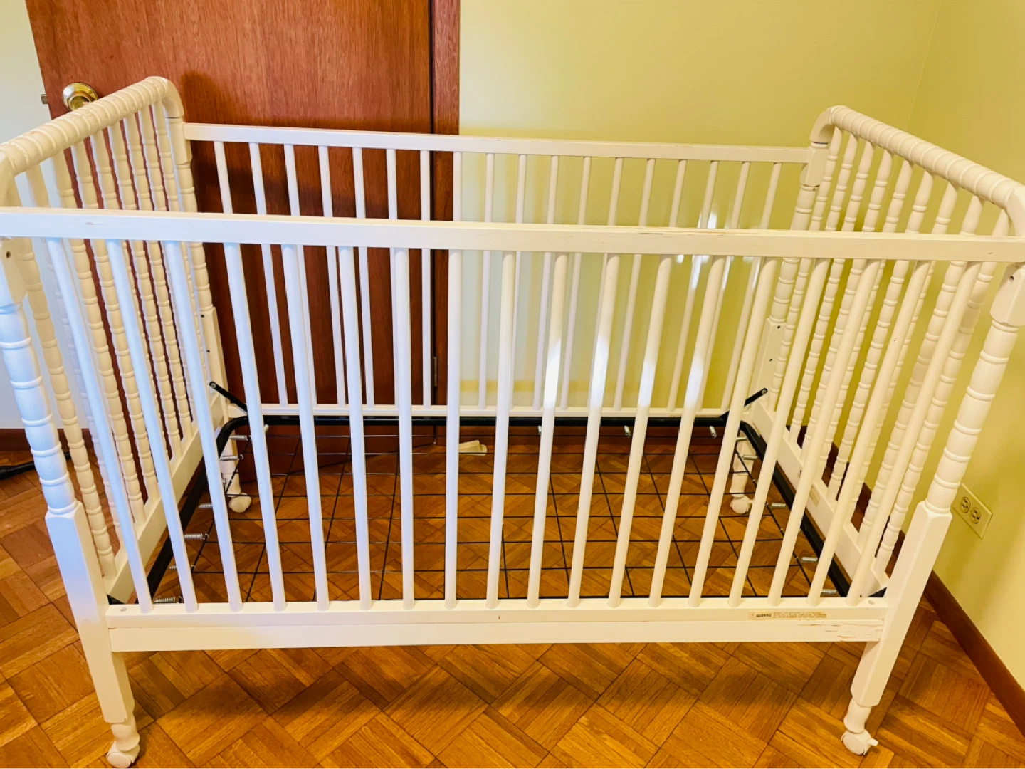 White Baby Crib with Wheels