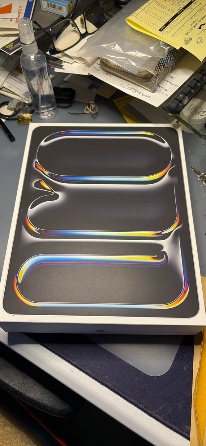 Apple iPad  pro (M5) 13-inch wifi  256GB  with extra