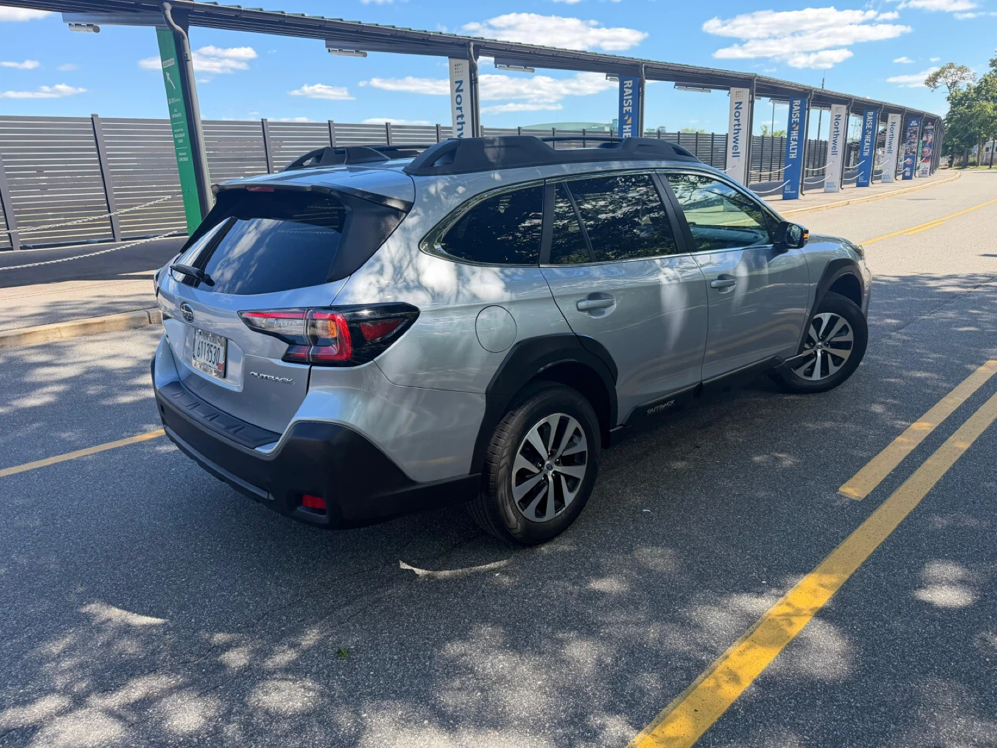 Silver Subaru Outback SUV 2023 - photo 4