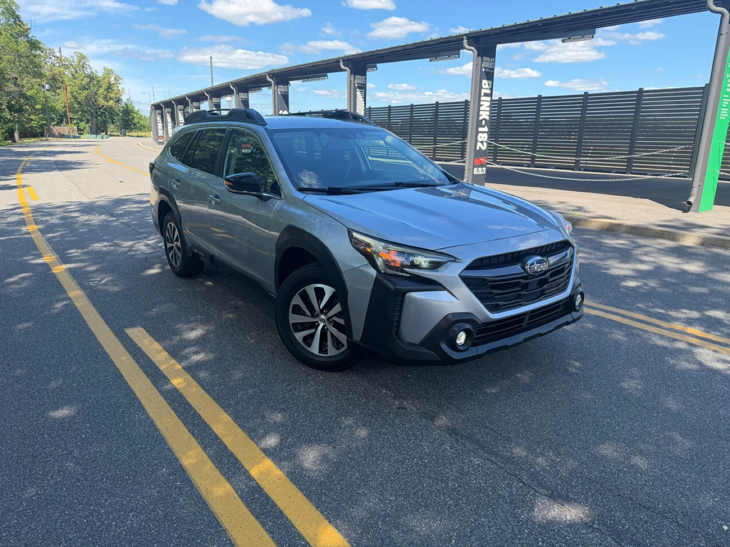 Silver Subaru Outback SUV 2023 - photo 2