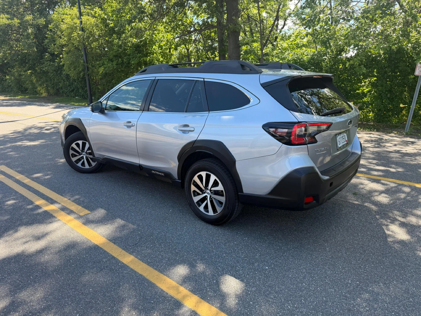 Silver Subaru Outback SUV 2023 - photo 3