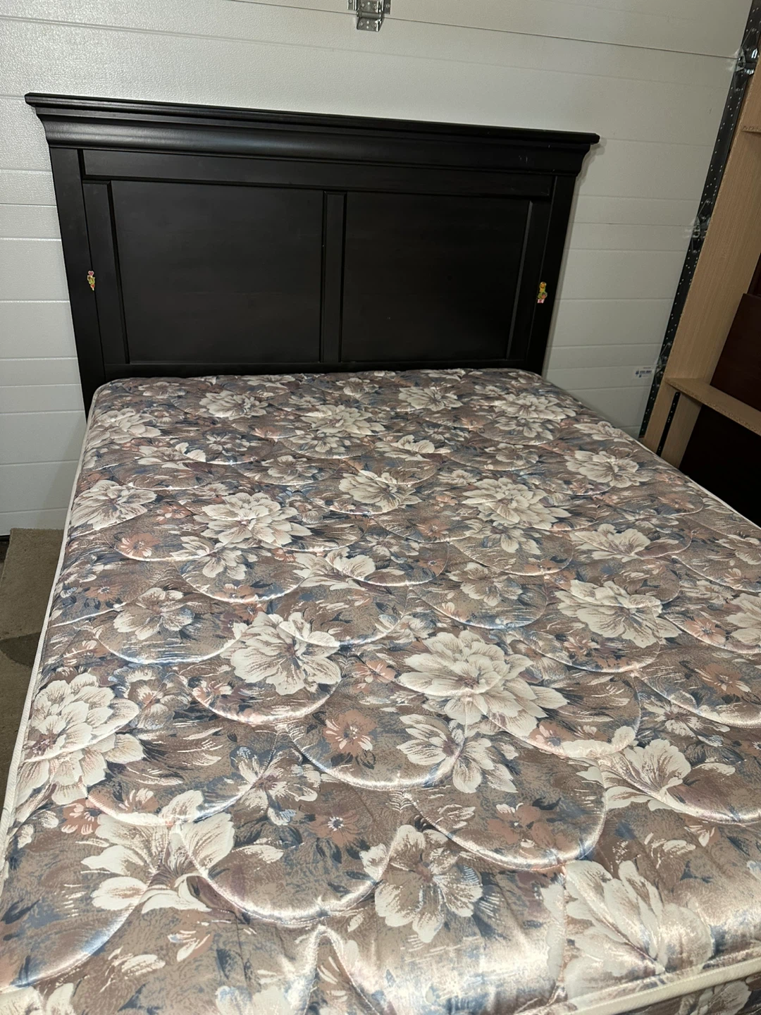Queen Bed Set – Black Wooden Headboard with Mattress, complete - photo 5