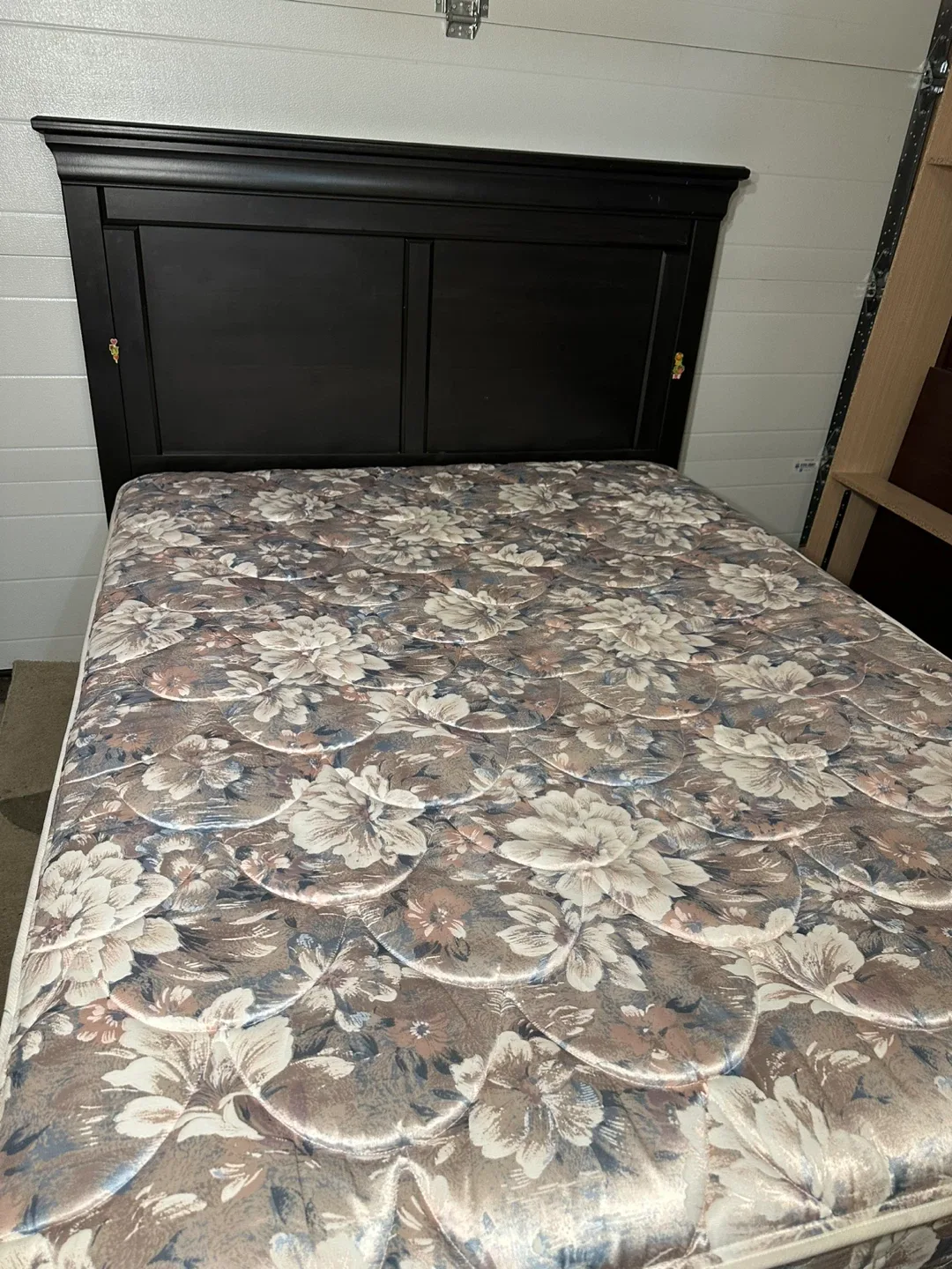 Queen Bed Set – Black Wooden Headboard with Mattress, complete - photo 5