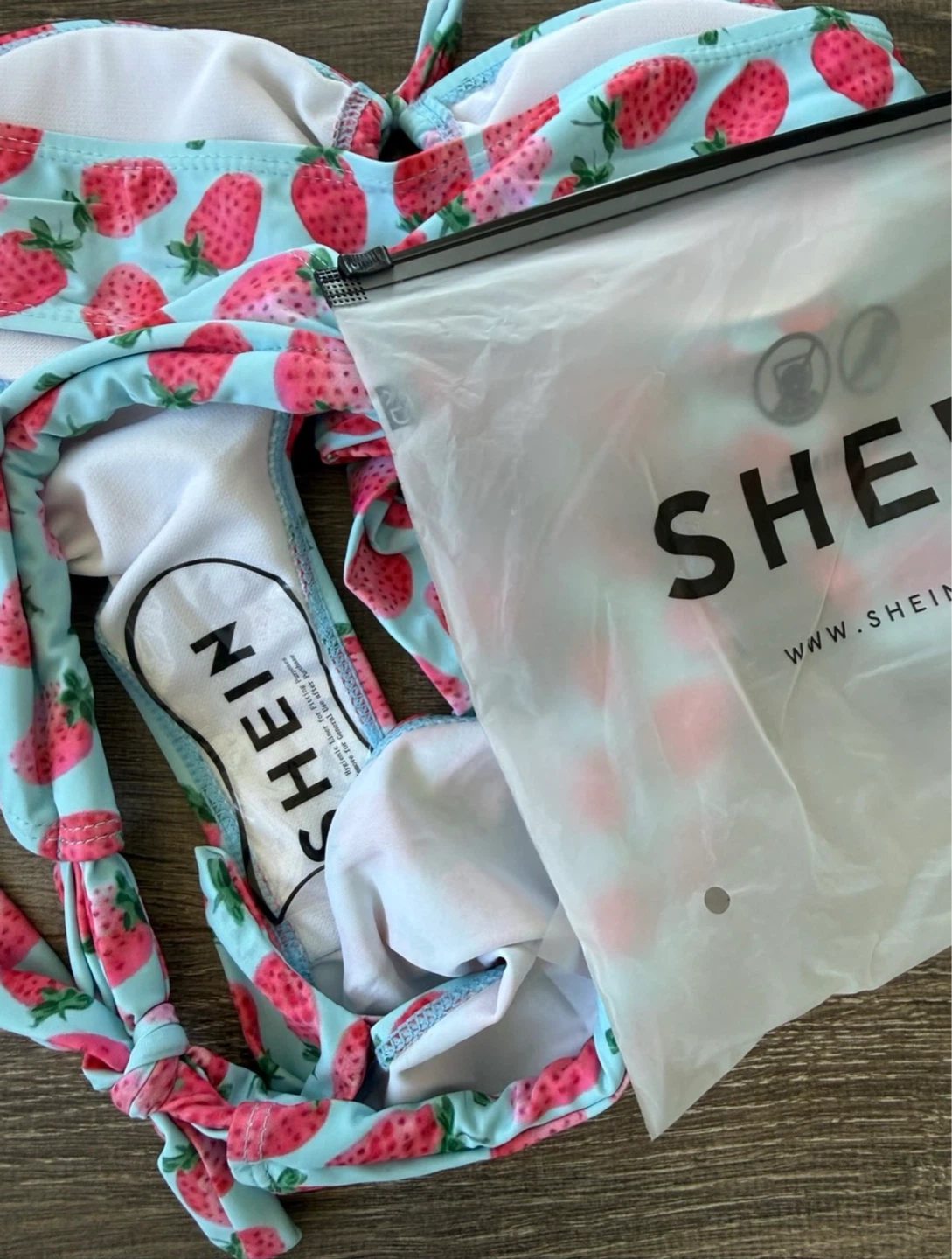 ⚽️New Strawberry Print Bikini Set size small - photo 2