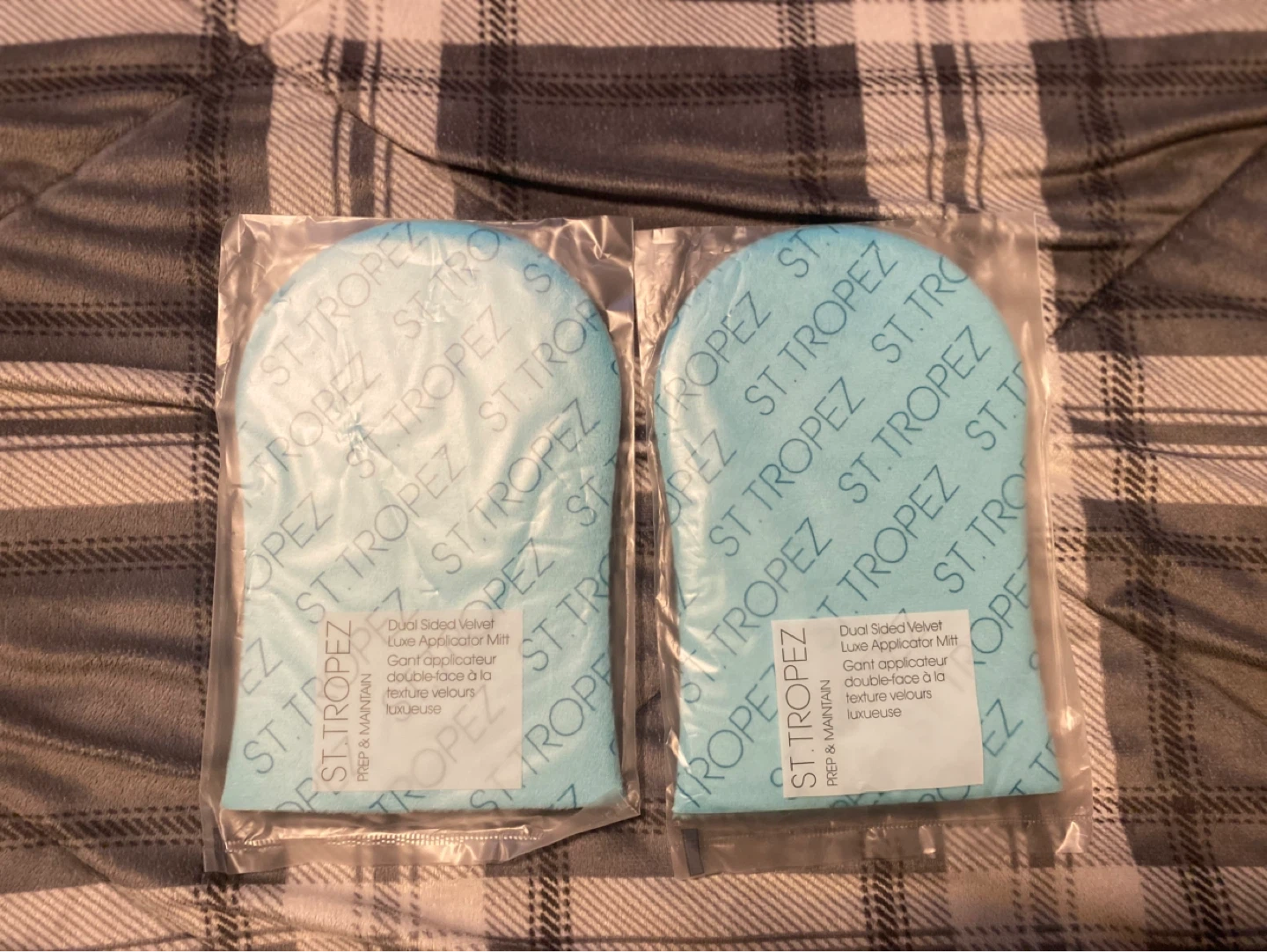 St. Tropez Dual Sided Velvet Luxe Self Tan Applicator Mitt