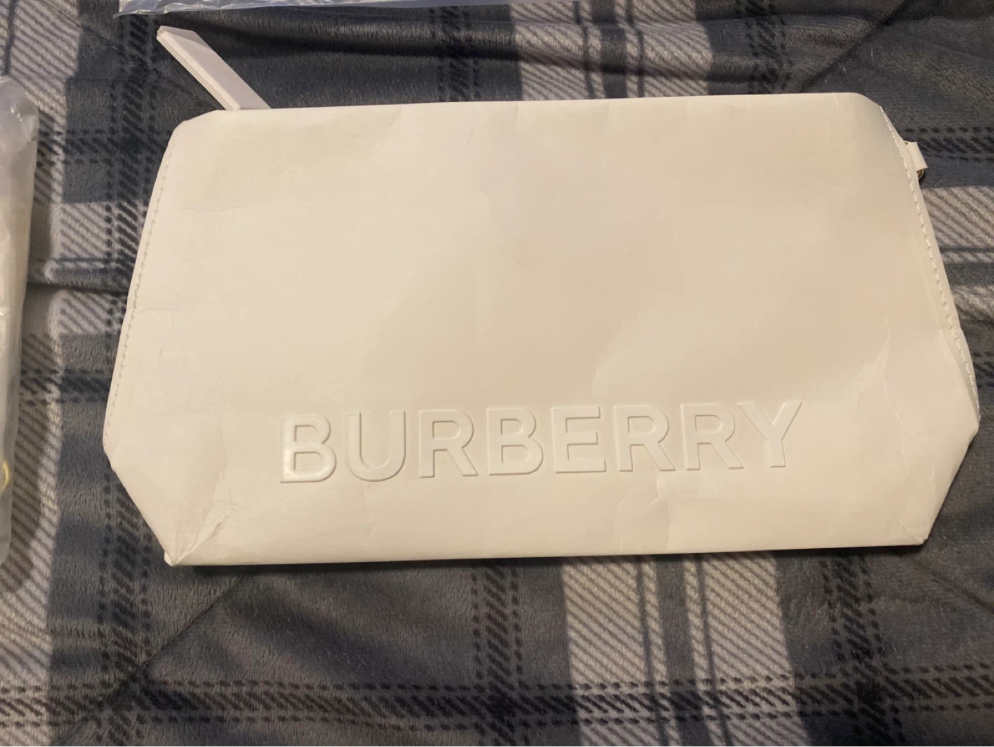Burberry London Dream White Paper Pouch New in Bag - photo 3