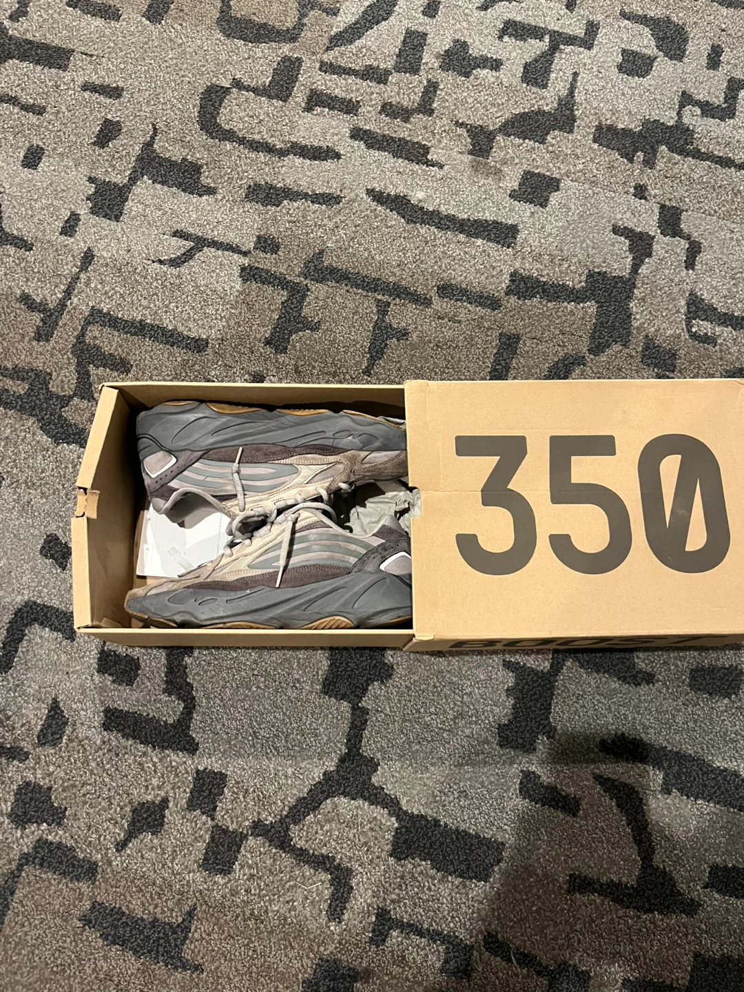 Adidas Yeezy Boost 700 - photo 2