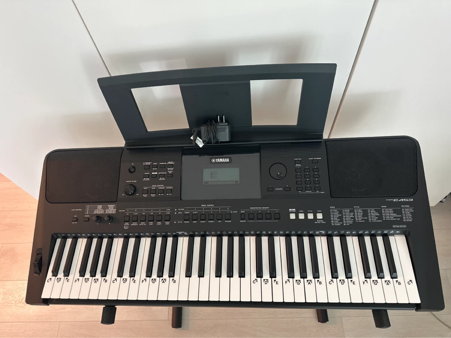 Yamaha PSR - E453 Keyboard with Stand