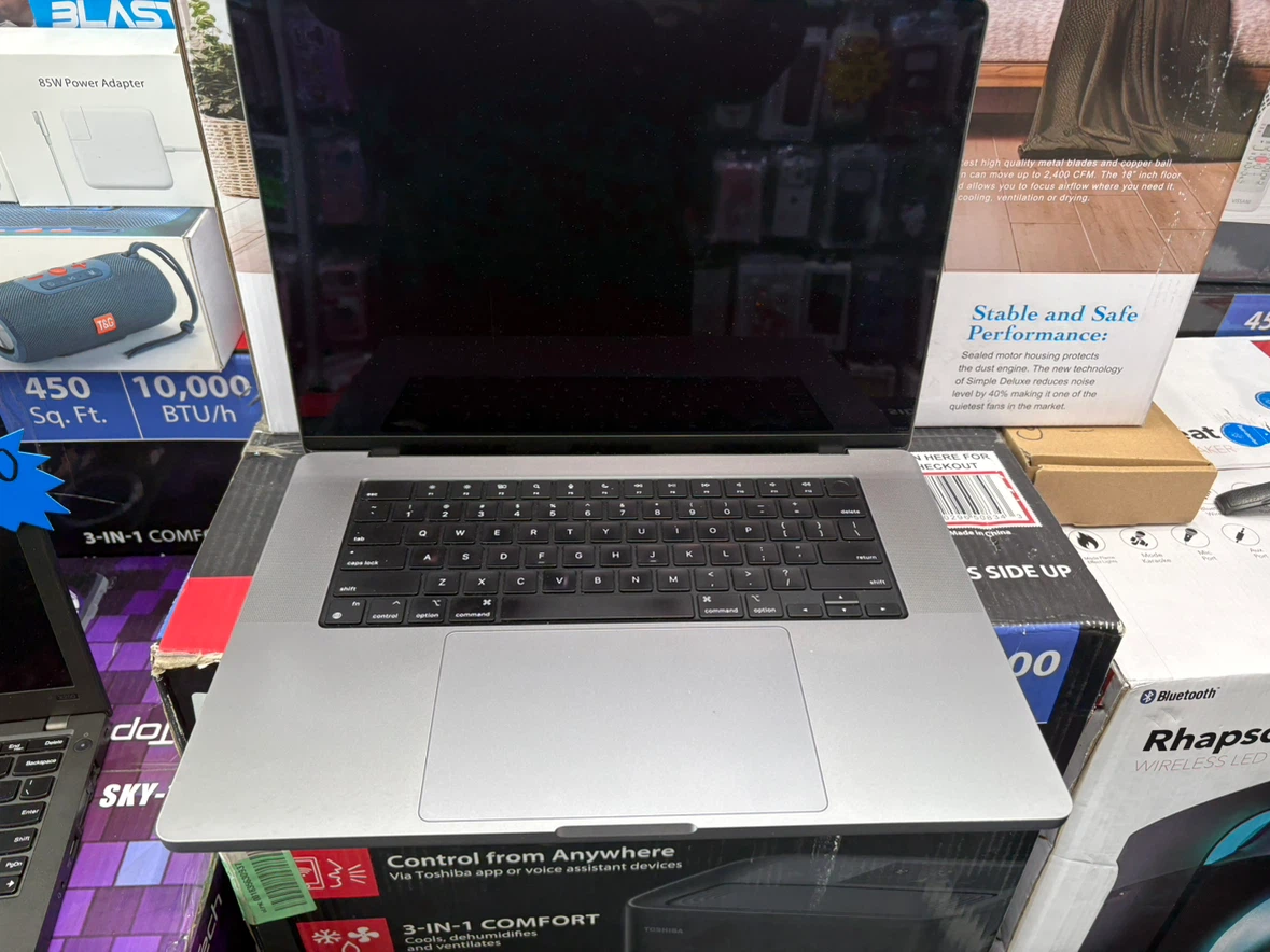 Apple MacBook Pro Laptop - photo 2