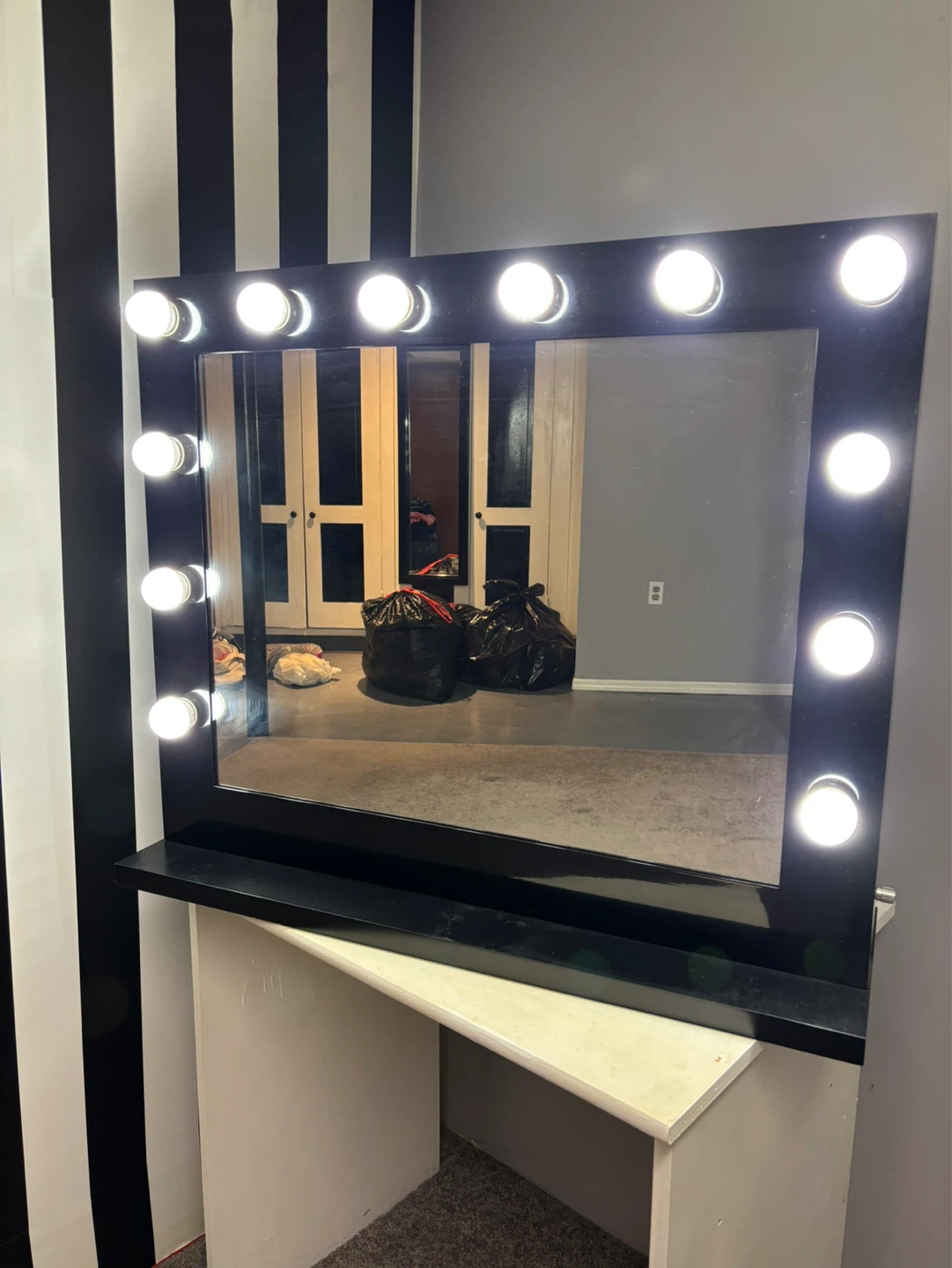 Black Hollywood Vanity Mirror with Lights