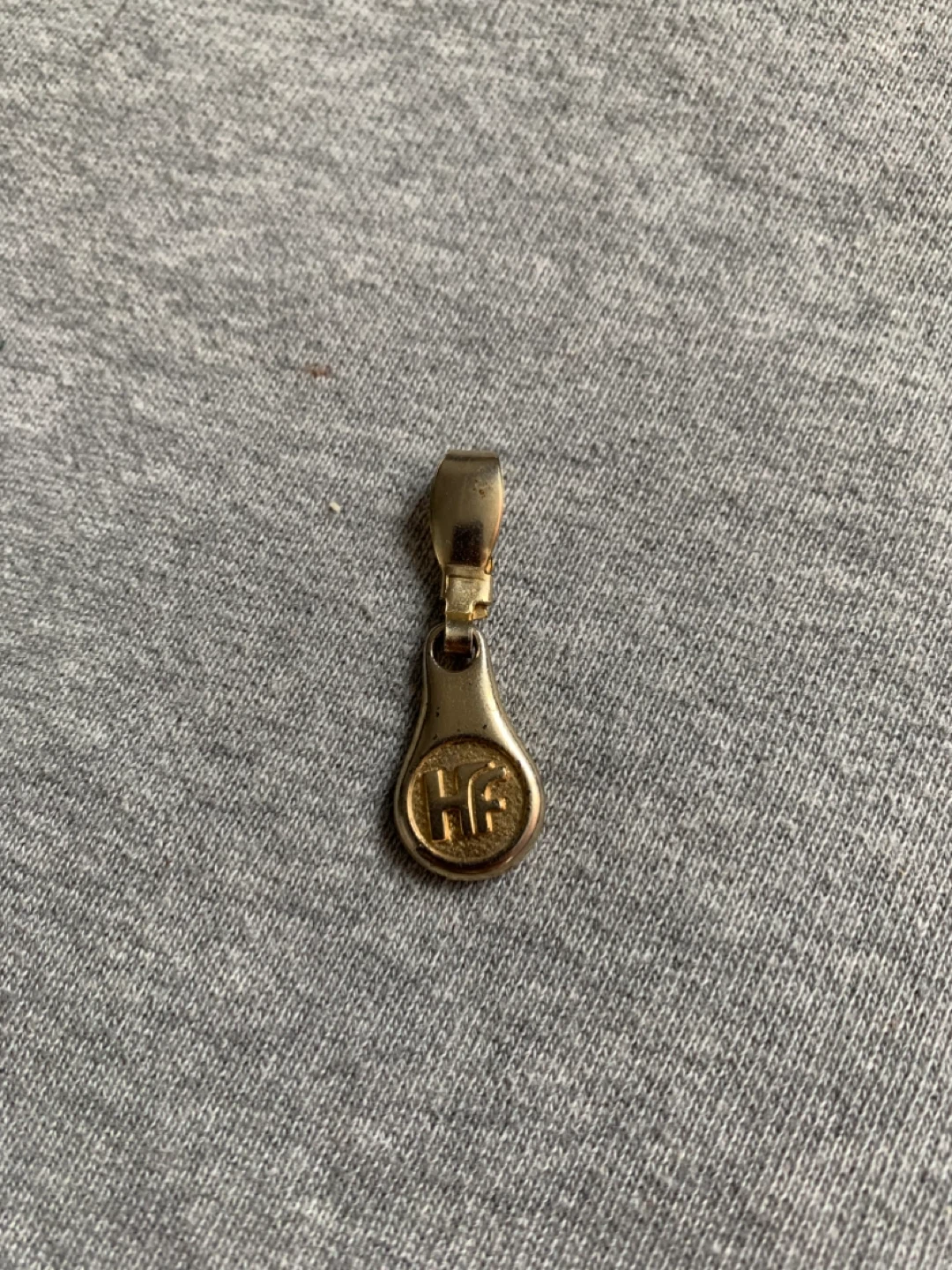 Gold zipper pull with HF logo ⚽️