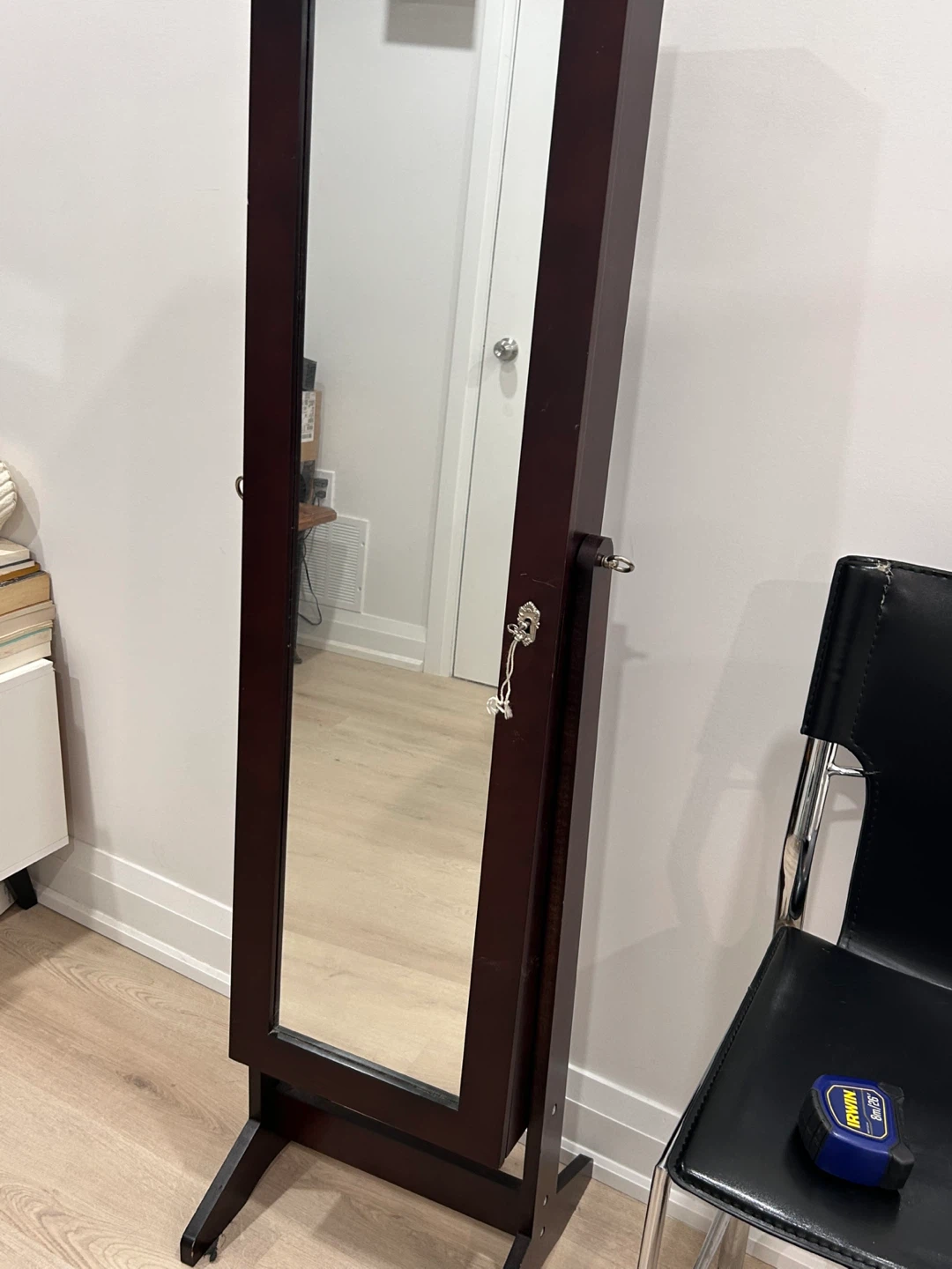 Jewellery mirror With key