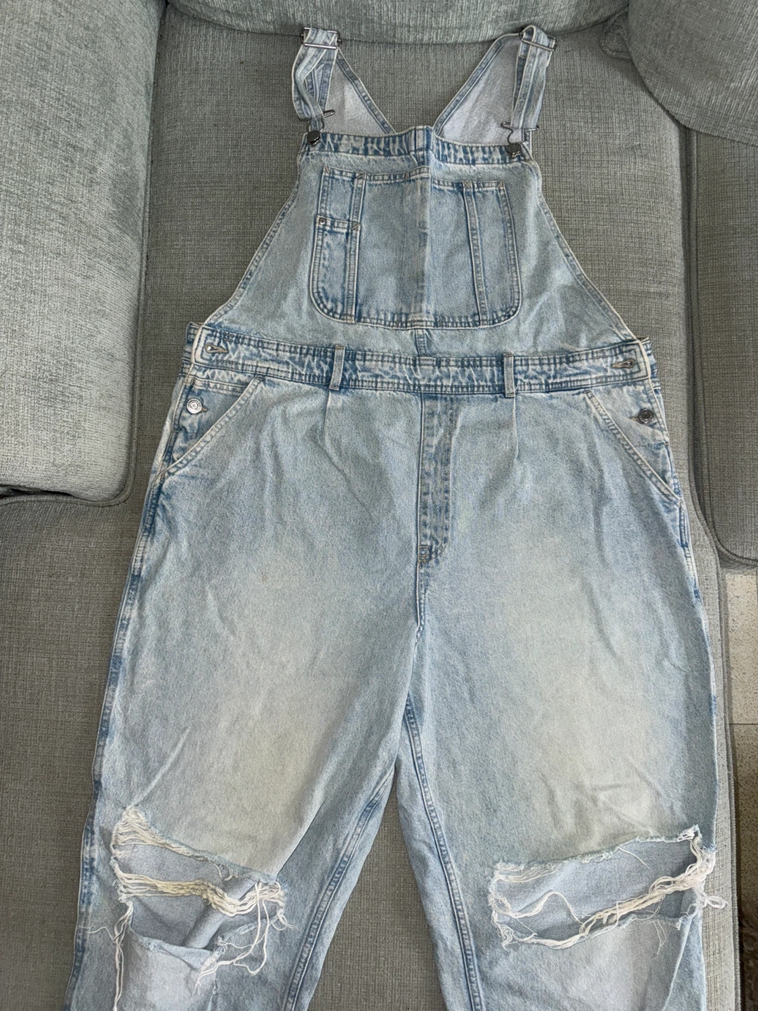 ⚽️H&M &DENIM Light Wash Ripped Overalls