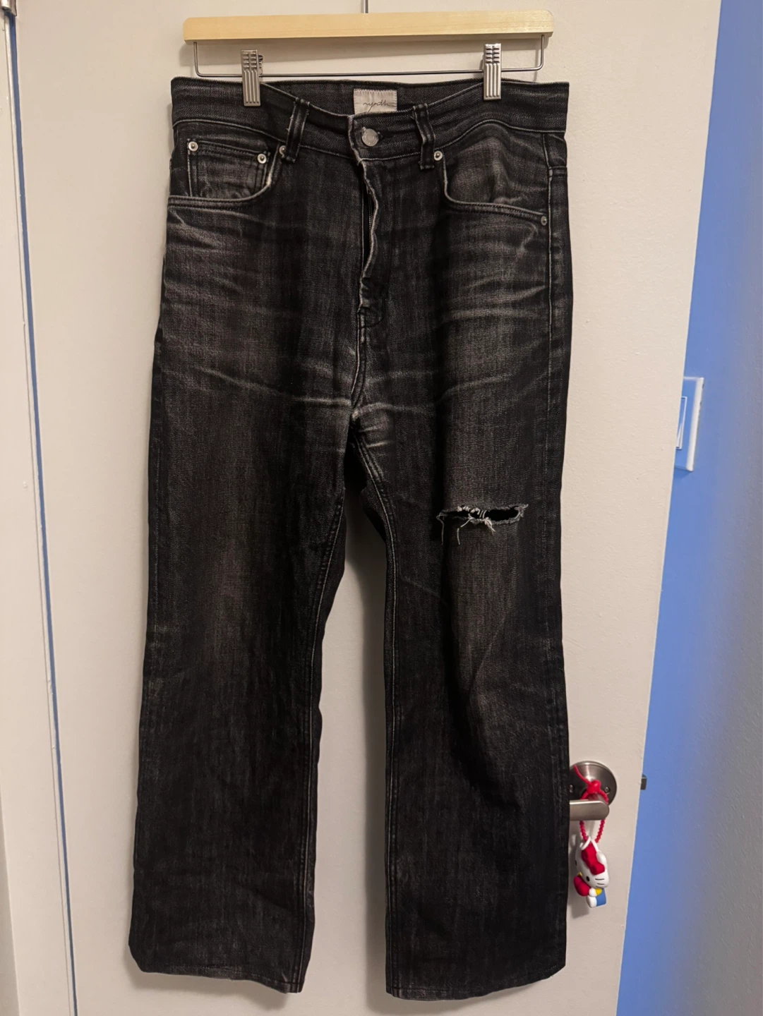YOUTH distressed black Denim Jeans 31/26