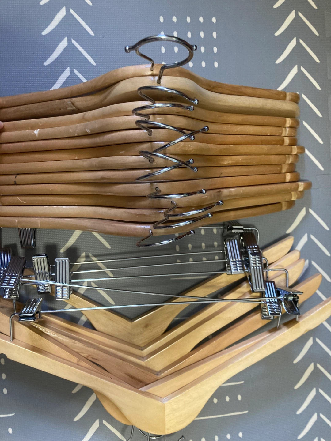 Lot of 15 Wooden Hangers with Clips⚽️ - photo 2