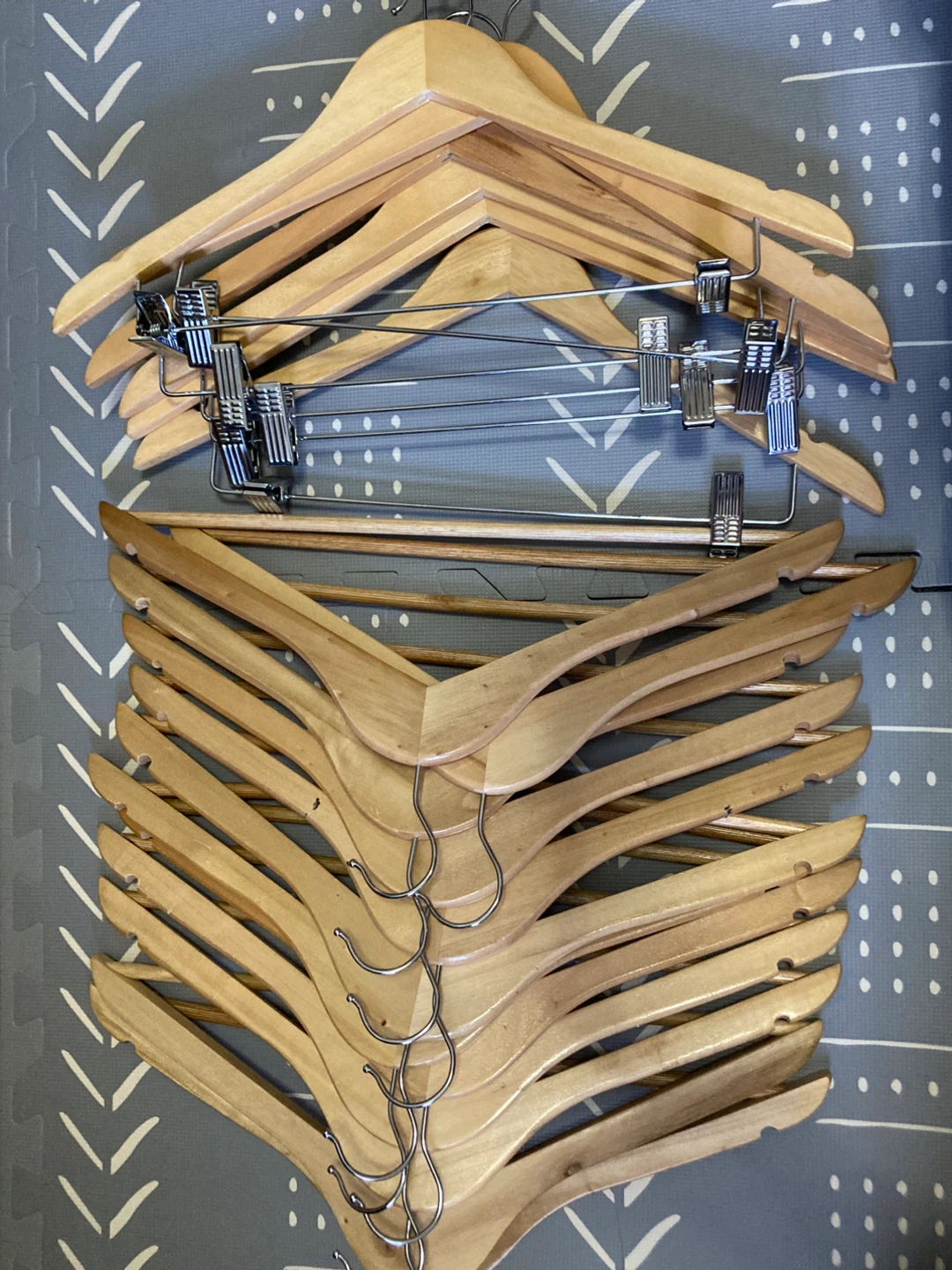 Lot of 15 Wooden Hangers with Clips⚽️