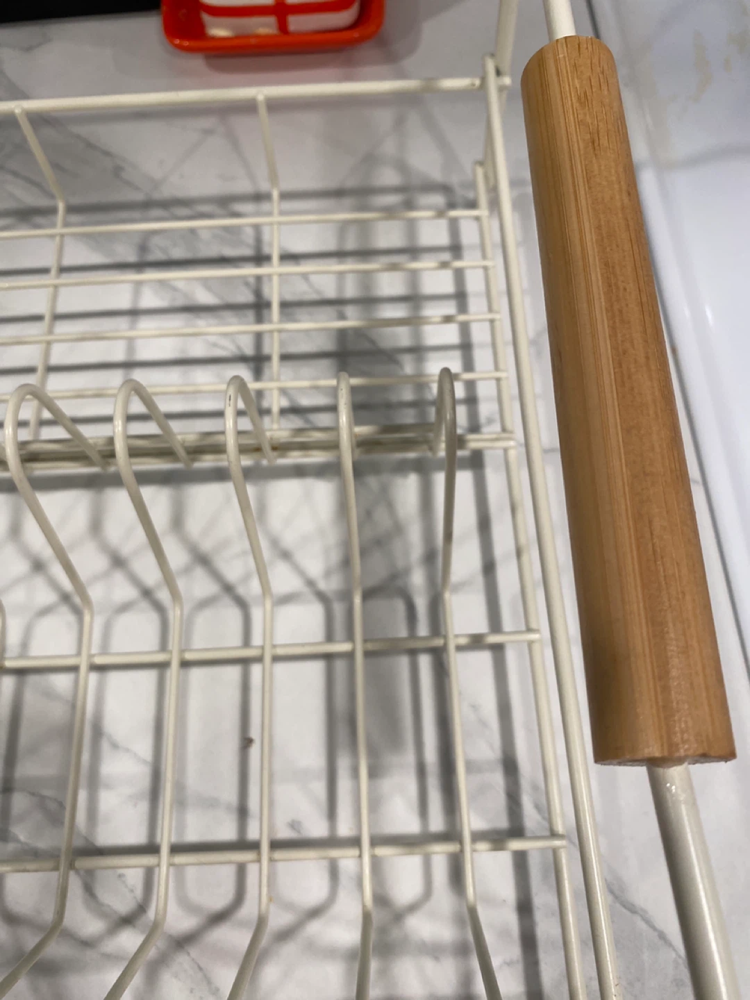 White wire dish rack with wooden handles - photo 3