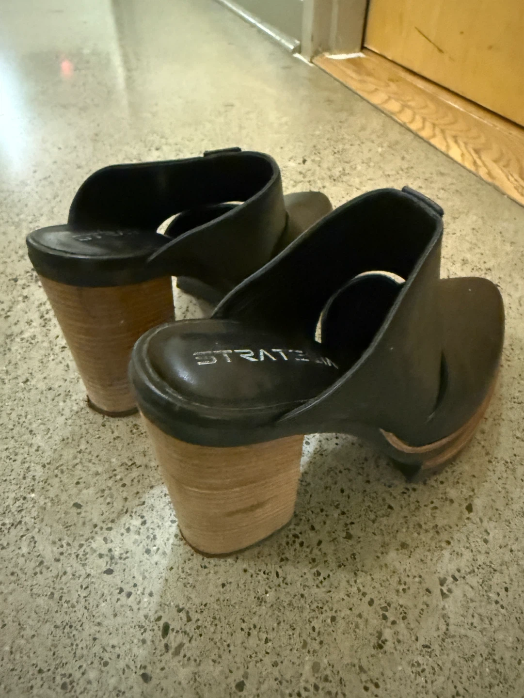 ⚽️ STRATELLA Black Leather mules