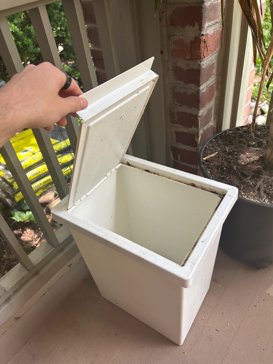 White Plastic Bin with Hinged Lid for kitchen or washroom - photo 2
