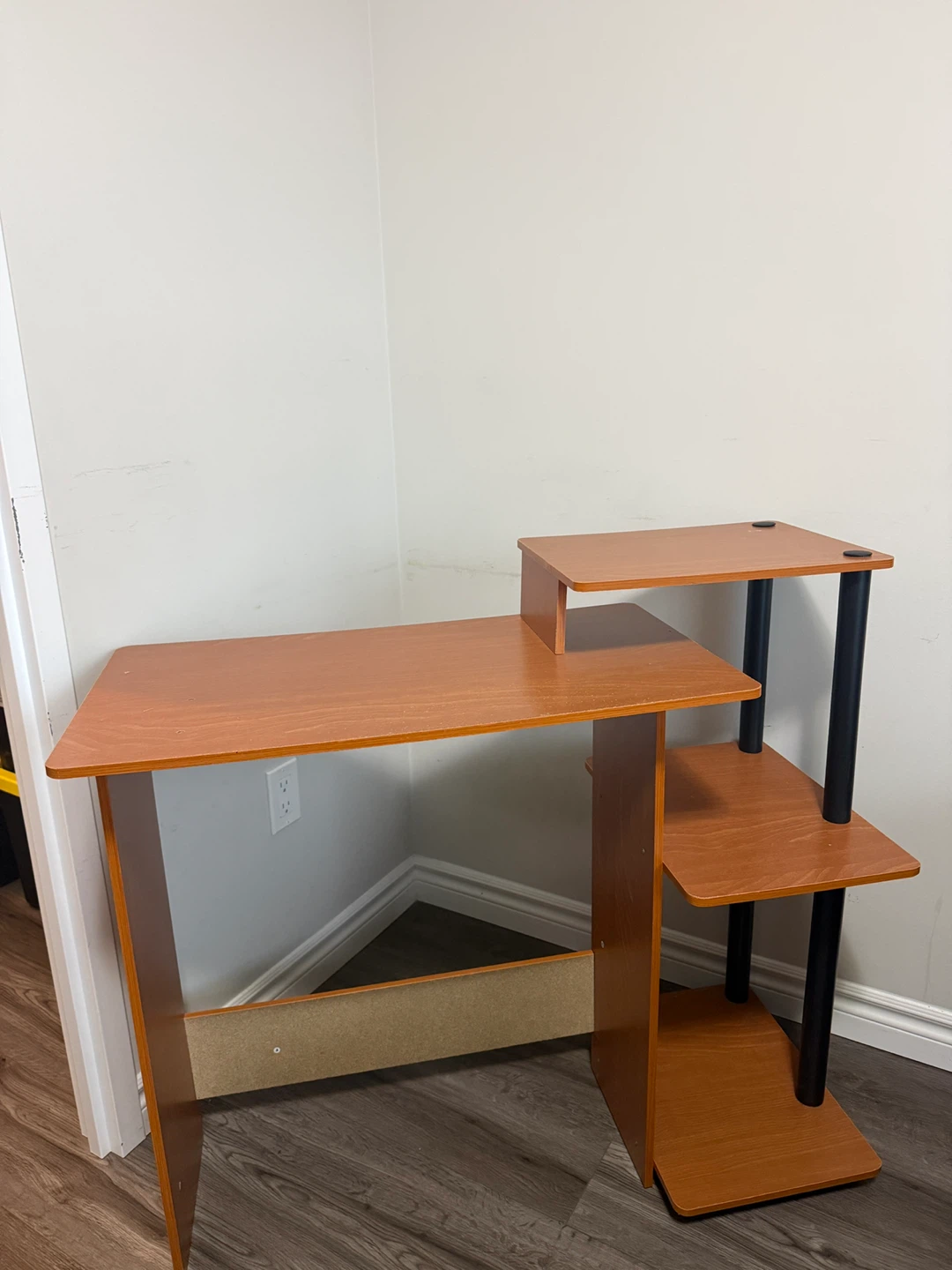 Compact computer desk with shelves