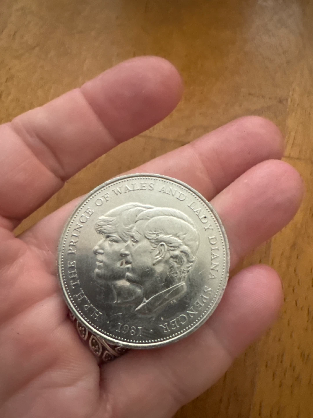 1981 Prince Charles and Lady Diana Commemorative Coin - photo 2