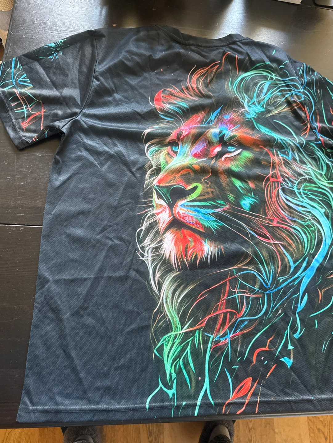 ⚽️ Black T-Shirt with Colourful Lion Graphic - photo 3