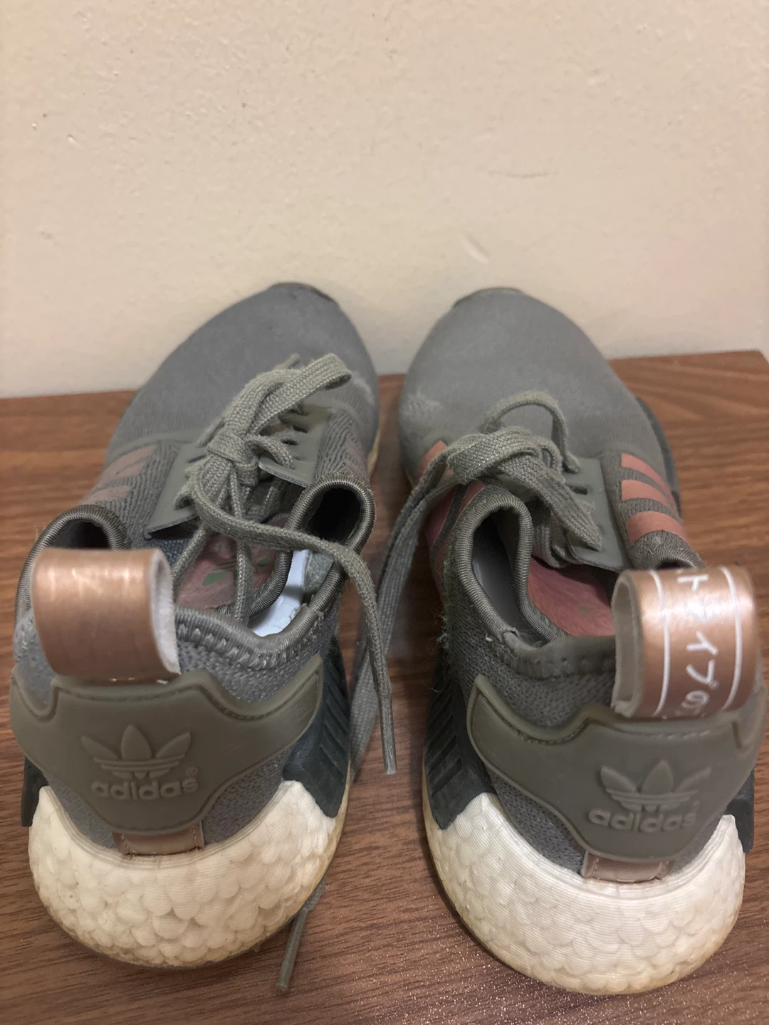 ⚽ Adidas NMD R1 Shoes - Gray/Rose Gold - photo 3