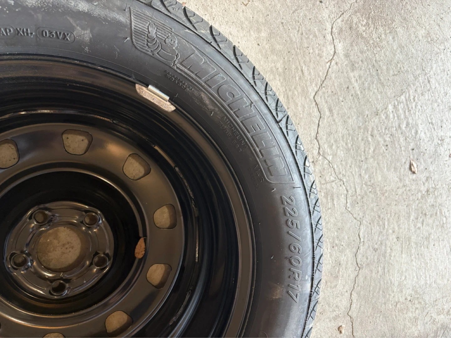 Michelin Defender Tire 225/60R17 - Rim include - photo 3