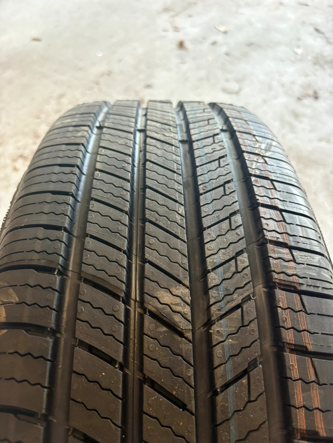 Michelin Defender Tire 225/60R17 - Rim include - photo 2