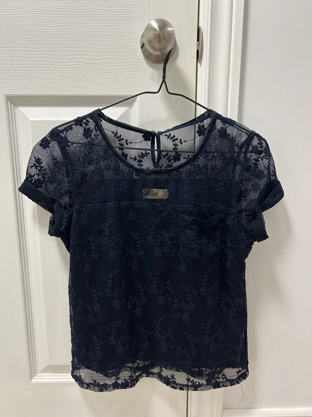 ⚽️ Preowned Women’s Hollister Lace Navy Top Comfy Small Size