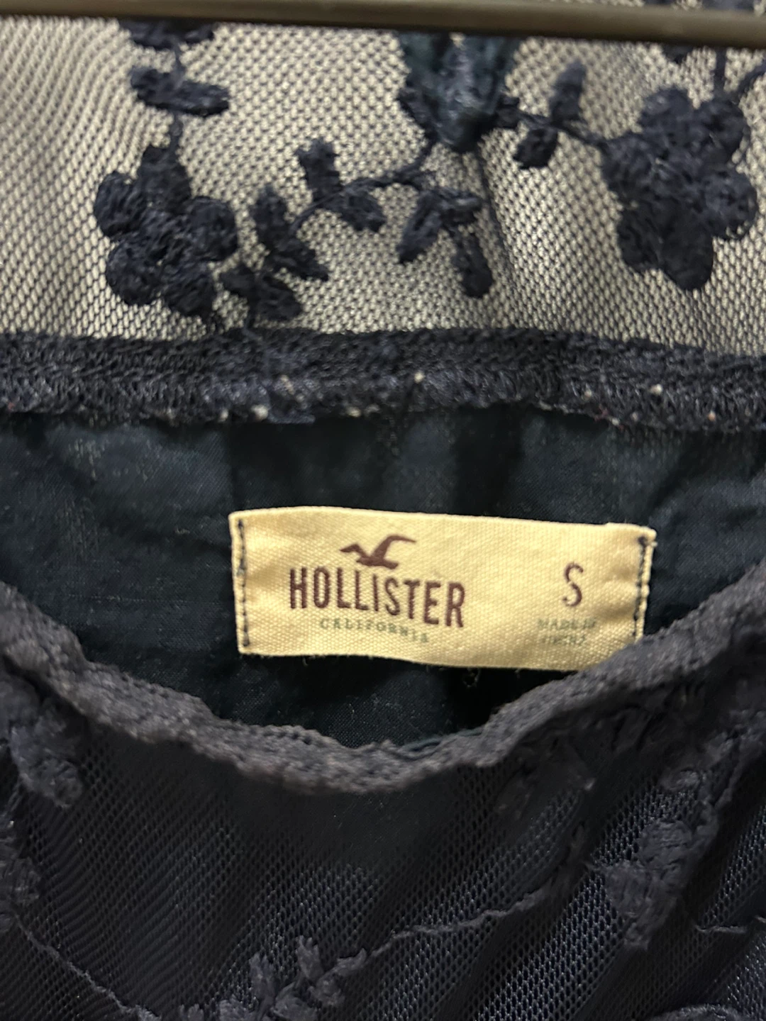 ⚽️ Preowned Women’s Hollister Lace Navy Top Comfy Small Size - photo 2