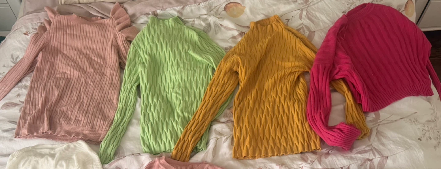 Women's Sweaters size small - photo 3
