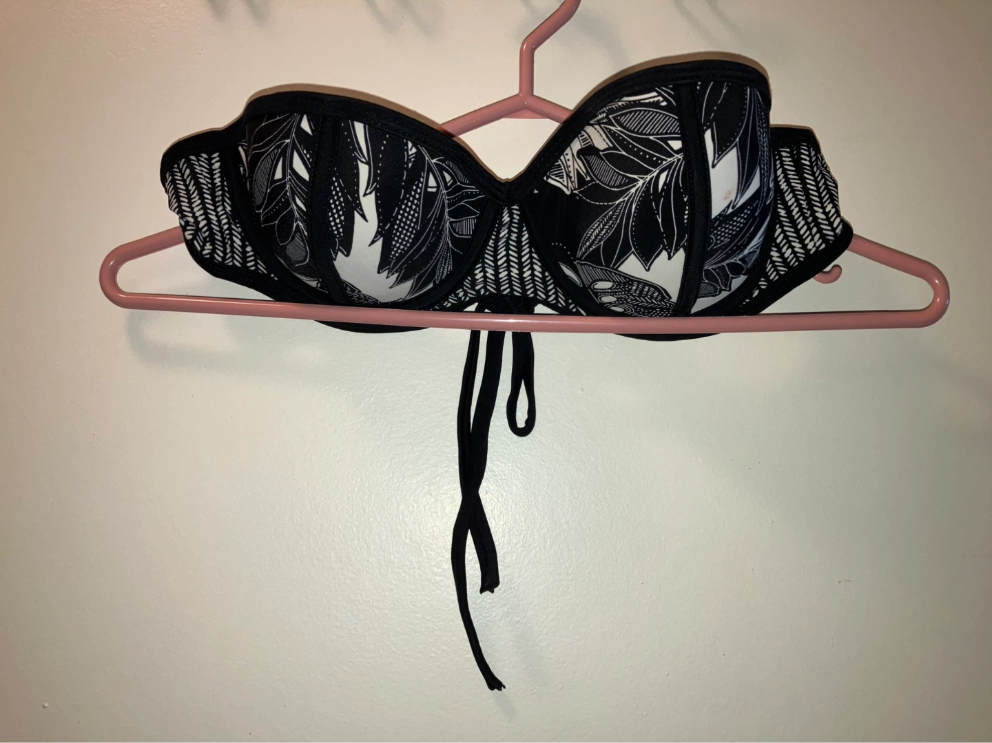 Black and white patterned strapless bikini top