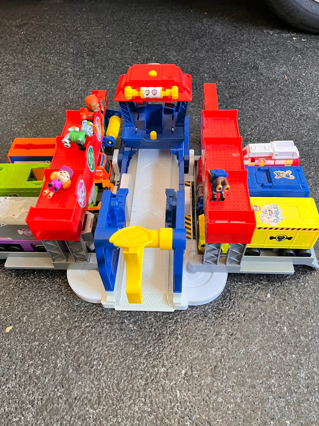 Paw Patrol Action Tower Playset with Figures - photo 3
