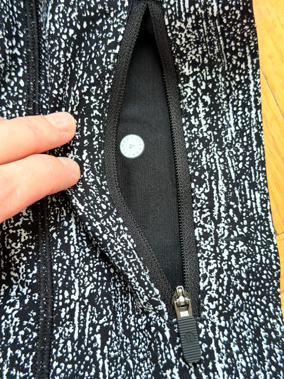 Lululemon Cropped Leggings Size 4 - photo 3