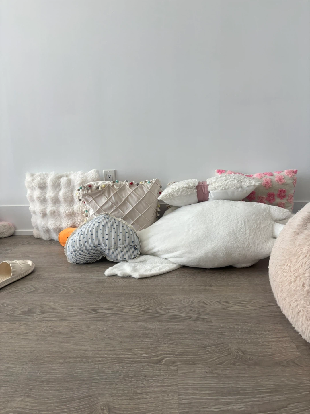 Assorted decorative throw pillows