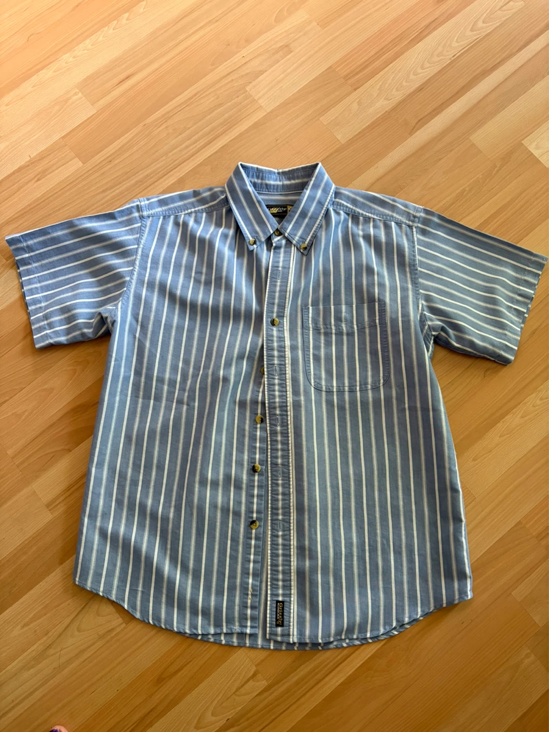 Men’s Short Sleeve Shirt Size Medium  ⚽️