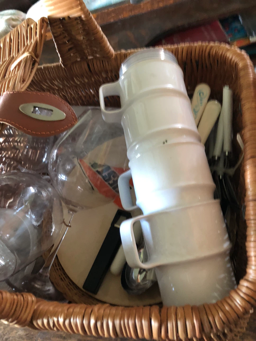 Vintage Picnic Basket with Assesories - photo 4