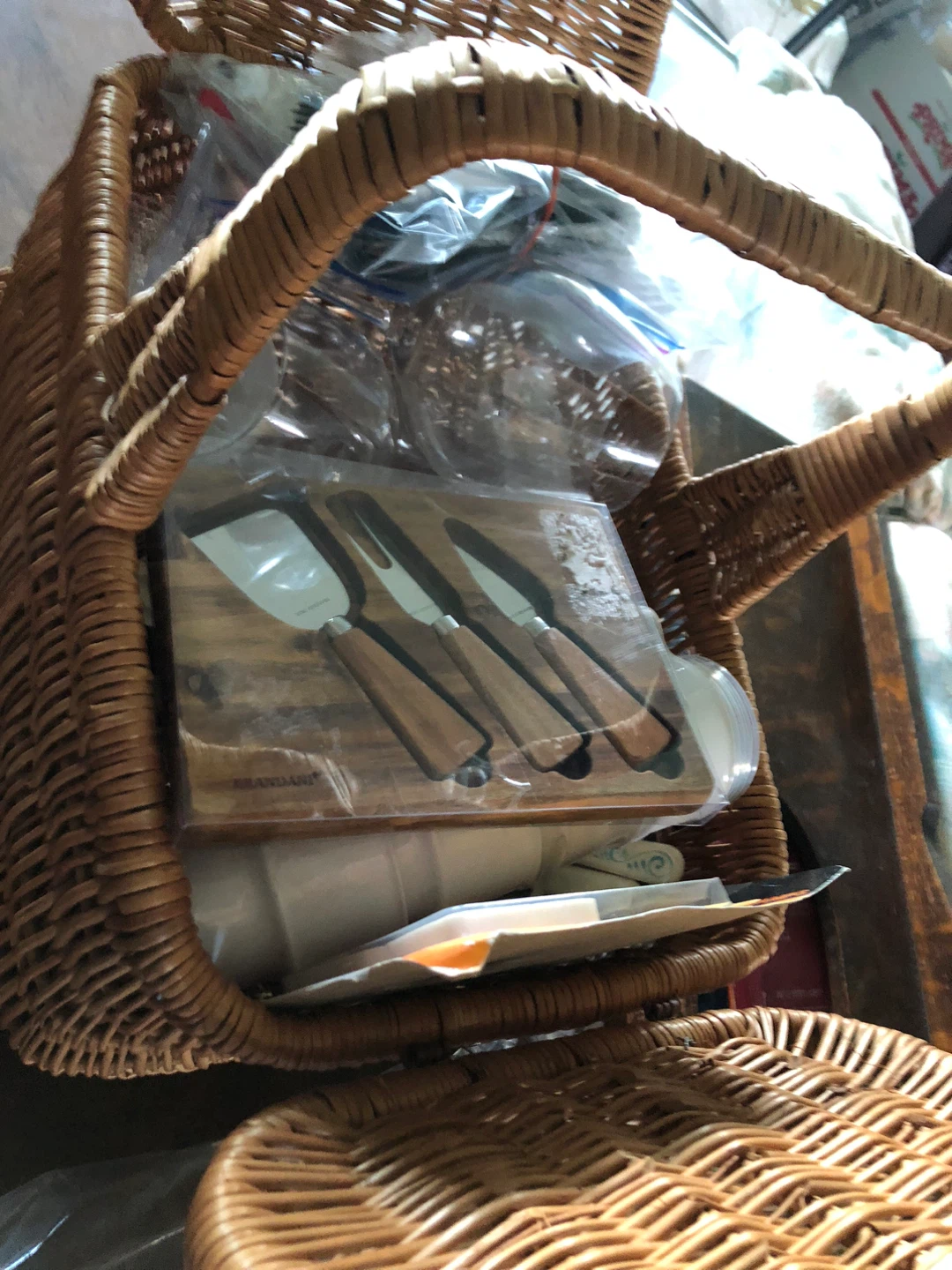 Vintage Picnic Basket with Assesories - photo 3