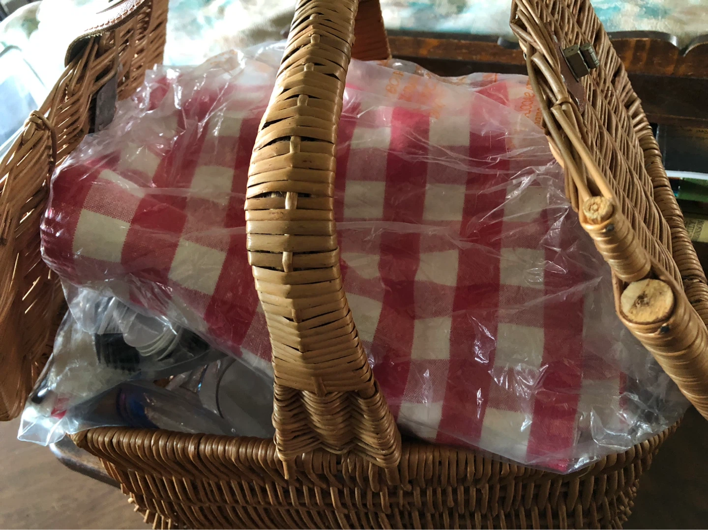 Vintage Picnic Basket with Assesories - photo 2