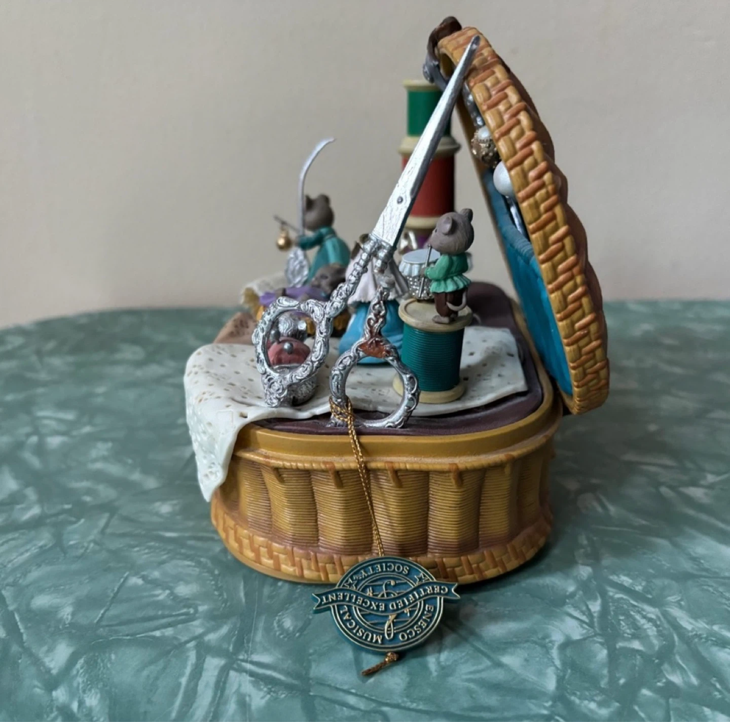 ⚽️Vintage Enesco "Oh, Little Town" Musical Diorama - photo 3