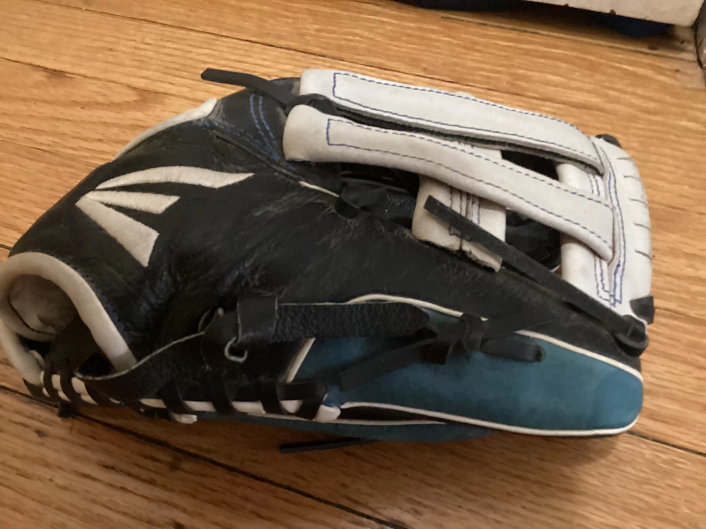 ⚽️Small kid's Easton Baseball Glove - photo 2