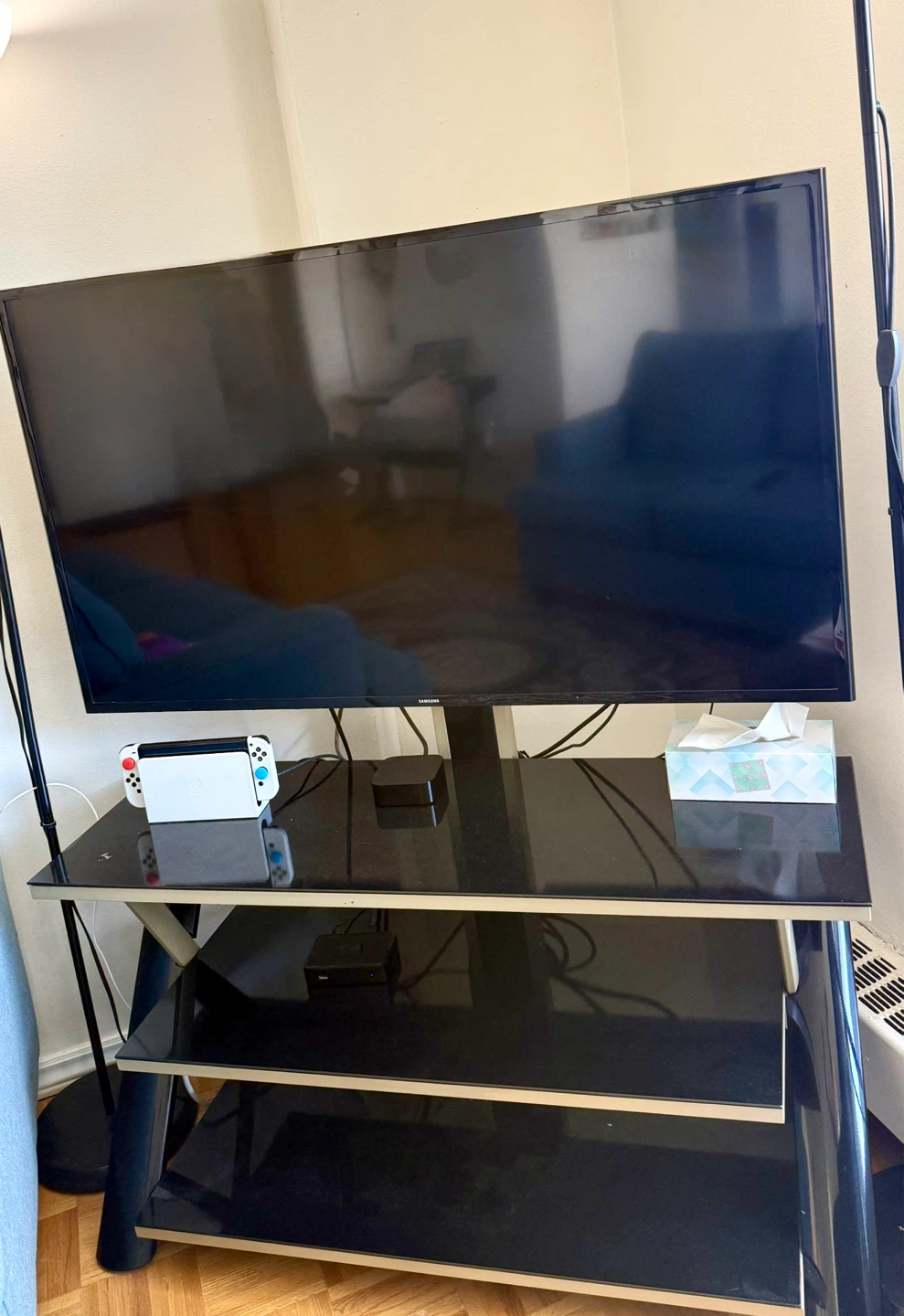 Samsung TV with TV stand (Glass and Metal) - photo 2
