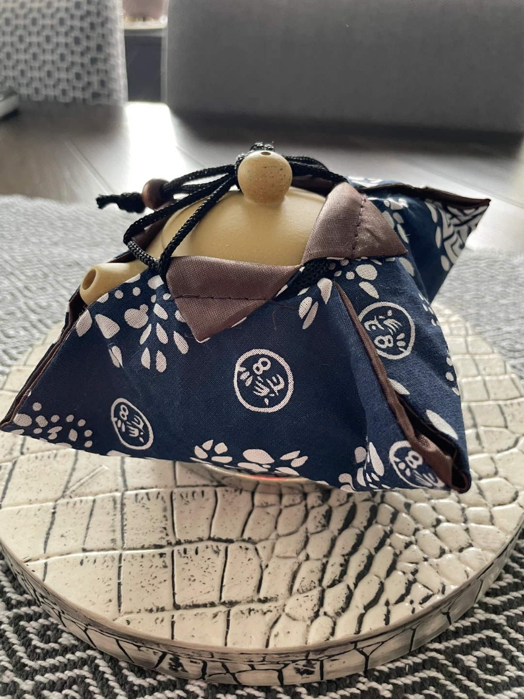 Chinese Clay Teapot with Fabric Pouch - photo 2
