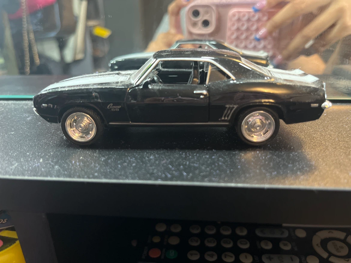 Black 1969 Camaro SS Diecast Model Car - photo 2