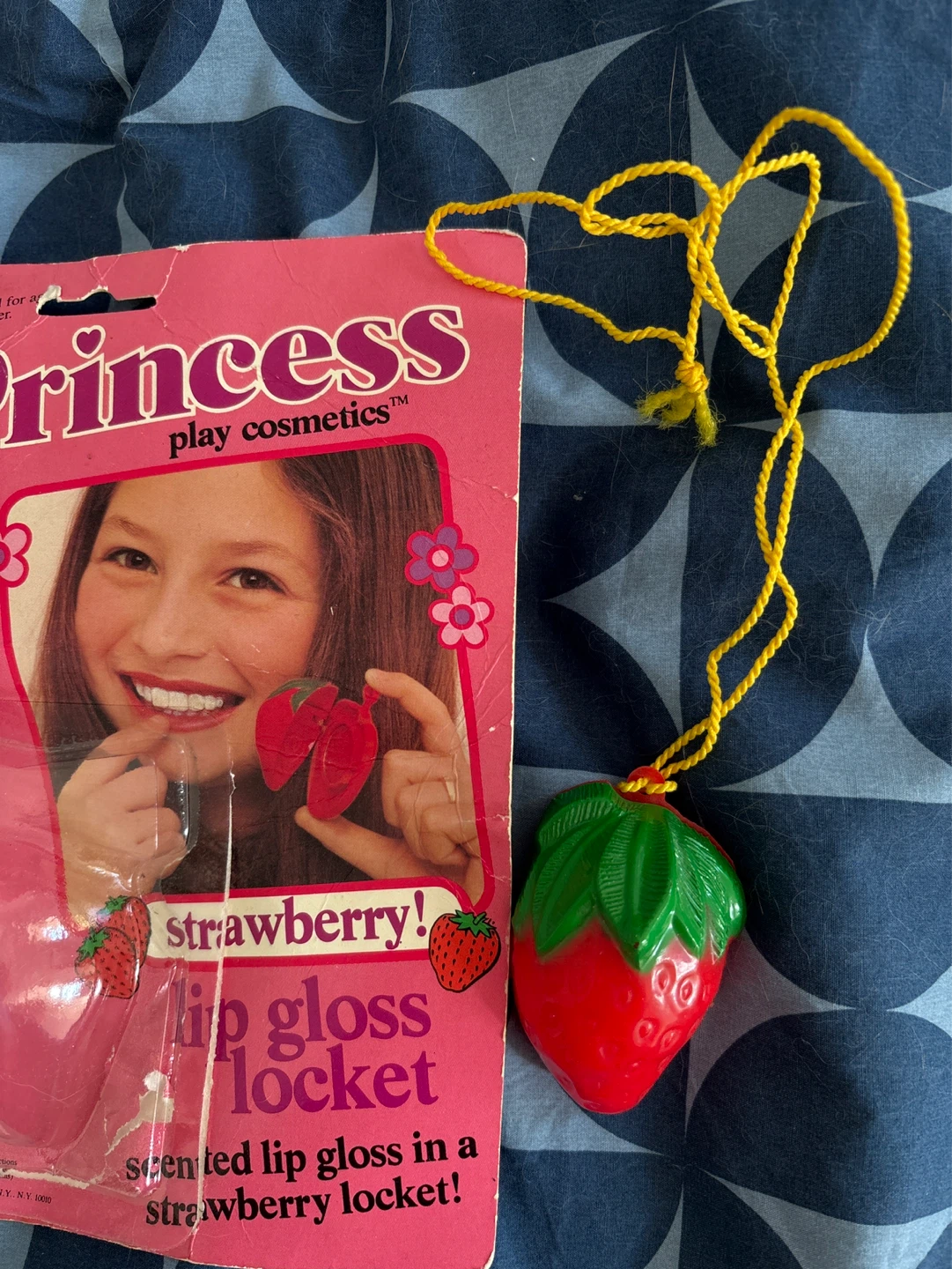 ⚽️80s Princess Play Strawberry Lip Gloss Locket - photo 2