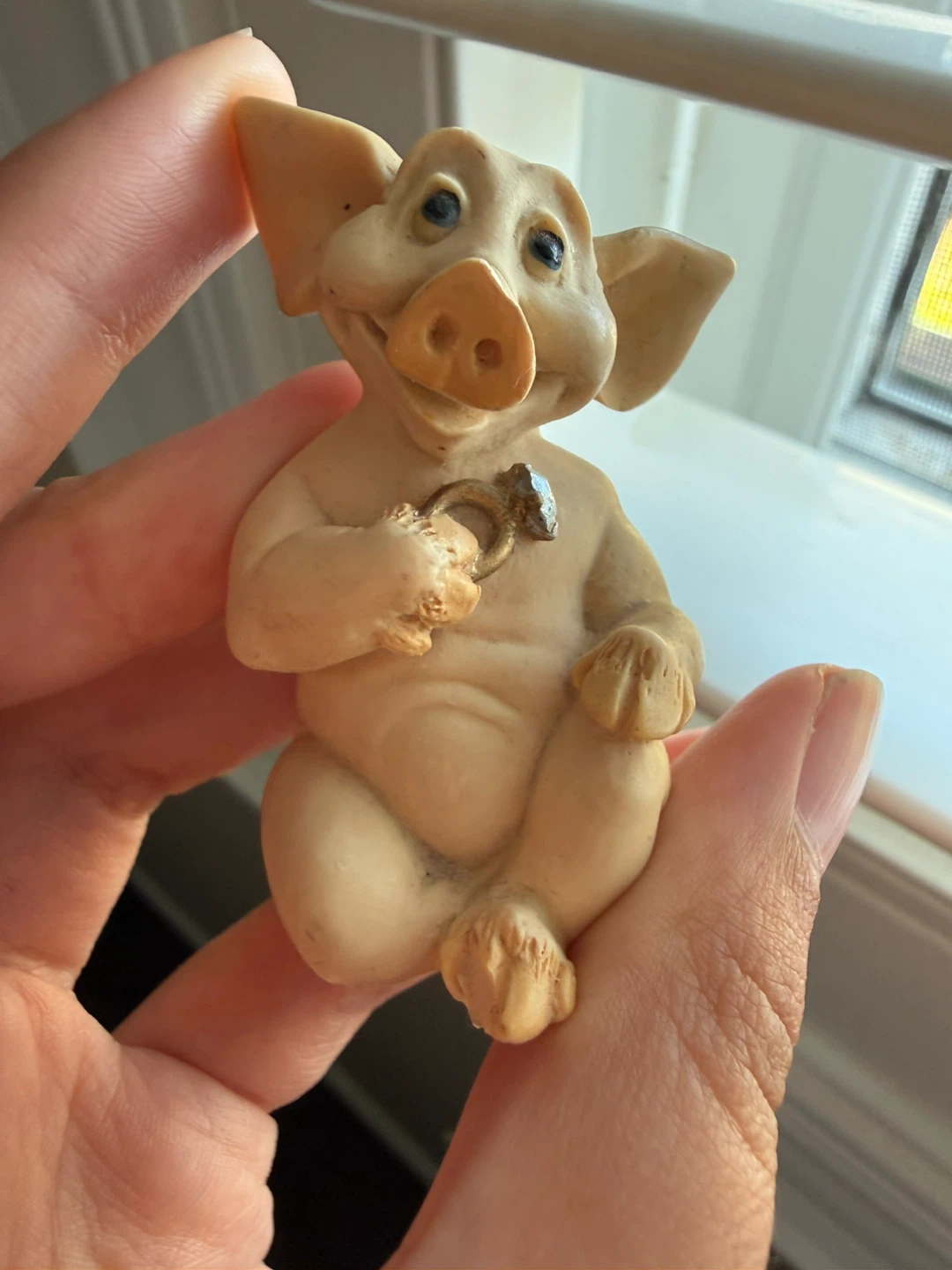 ⚽ Pig With A Ring Figurine